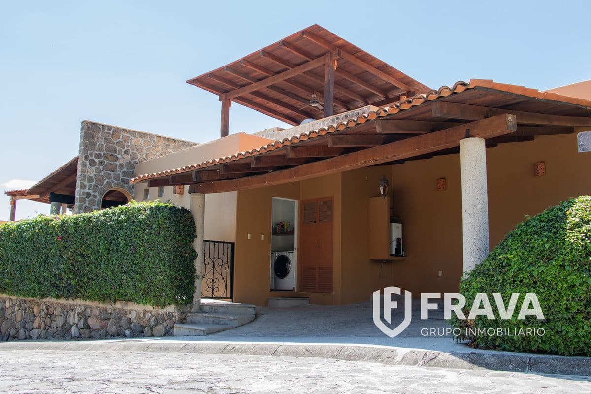 CASA EN VENTA EN FRACC. PRIVADO EN CHAPALA